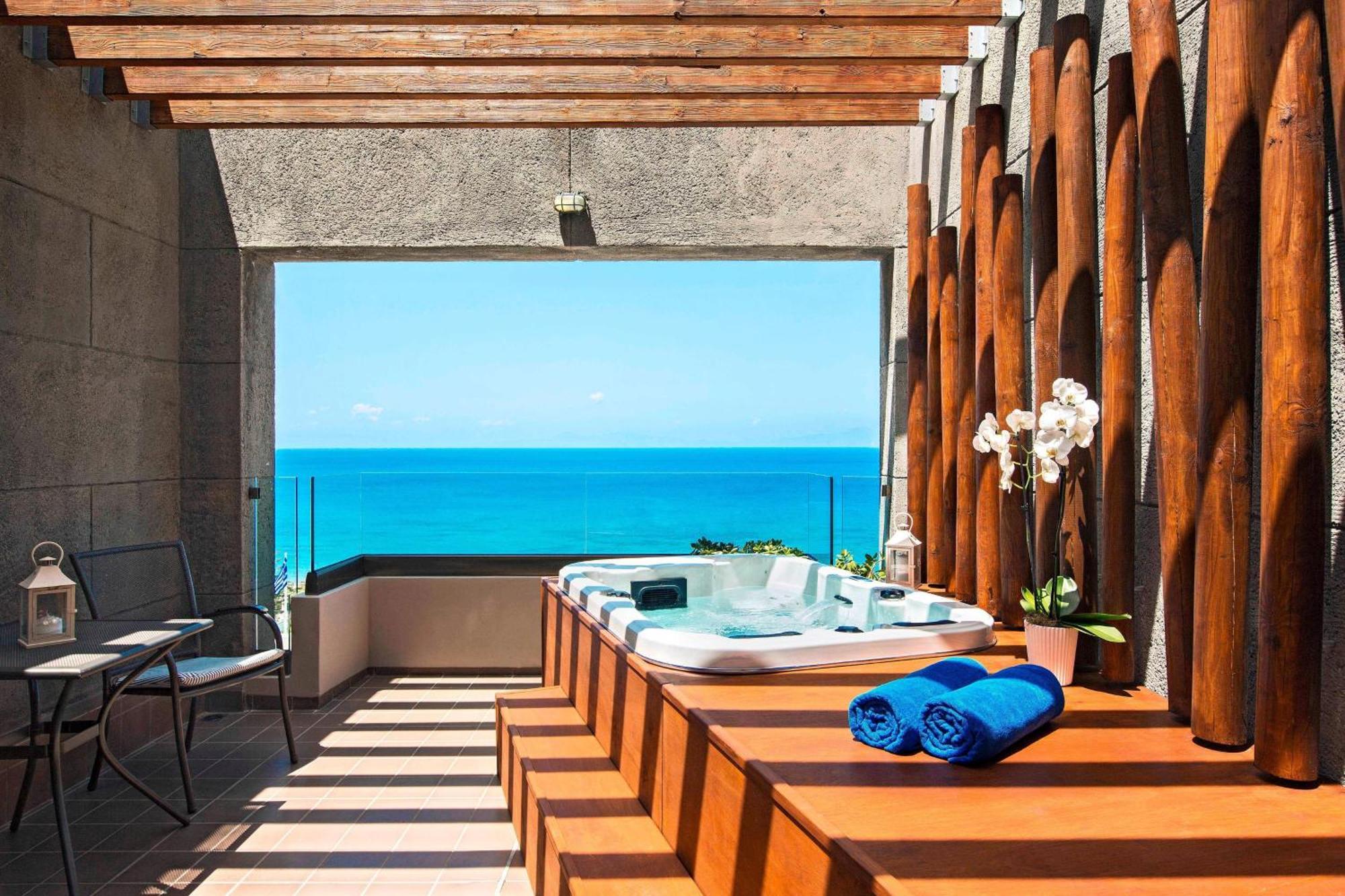 Aqua Deluxe Kamer met 1 Kingsize Bed - Uitzicht op Zee - Bubbelbad